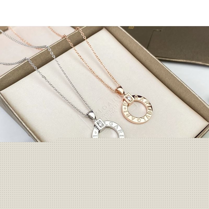 Bo*te*ga venenta necklaces